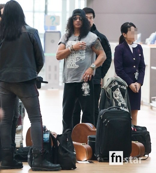 [포토] 슬래쉬(Slash), ‘출국은 수많은 악기들과 함께’