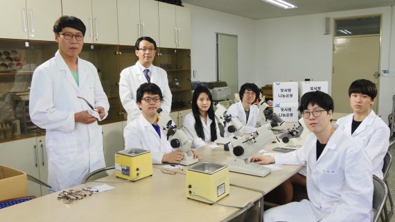 안경사 국가고시에서 89.7%의 합격률을 기록한 경북과학대 안경광학과 교수와 학생들이 포즈를 취하고 있다. 사진=경북과학대 제공