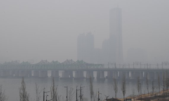 고농도 미세먼지에 중국발 스모그까지 유입되면서 수도권을 포함한 전국 곳곳에 미세먼지 비상저감조치가 시행된 14일 서울 한강대교에서 바라본 여의도가 뿌옇게 보이고 있다. 기상청은 15일 낮부터는 북서쪽에서 찬 공기가 유입되면서 기온이 떨어지고, 바람도 강하게 불어 체감온도가 더욱 낮아지겠다고 예보했다. 사진=김범석 기자