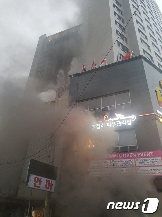 14일 오후 4시 56분께 충남 천안시 서북구 쌍용동 라마다앙코르 호텔에서 불이 나 소방대원들이 화재진압을 하고 있다.© News1