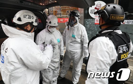 15일 충남 천안시 서북구 쌍용동 라마다앙코르 호텔 화재현장에서 소방, 국립과학수사연구원 등 합동사고 조사반이 화재현장 감식을 마치고 나온 뒤 얘기를 나누고 있다. © News1