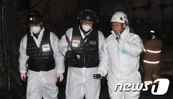 15일 충남 천안시 서북구 쌍용동 라마다앙코르 호텔 화재현장에서 소방, 국립과학수사연구원 등 합동사고 조사반이 화재현장 감식을 마치고 나오고 있다. 지난 14일 오후 4시56분께 천안 라마다앙코르 호텔 지하 1층에서 화재가 발생해 1명이 사망하고, 19명이 중경상을 입