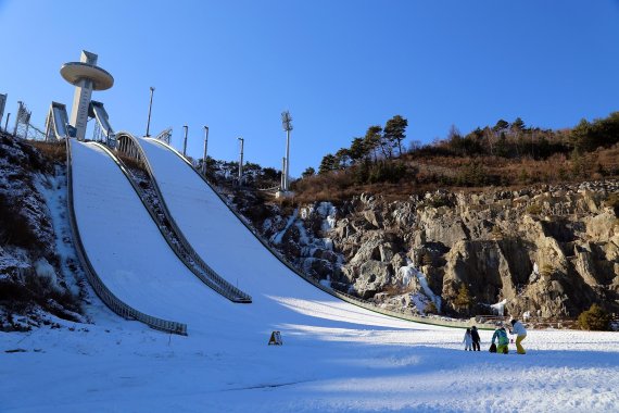 여행객들이 2018 평창동계올림픽이 열렸던 알펜시아 스키점프대를 구경하고 있다.