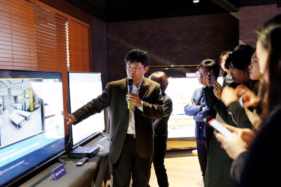 15일 상암동 CJ헬로 본사에서 열린 '케이블TV 기술혁신 시연행사'에서 CJ헬로 김홍익 상무가 맞춤형 UI 시스템에 대해 설명하고 있다. 사진=케이블TV협회