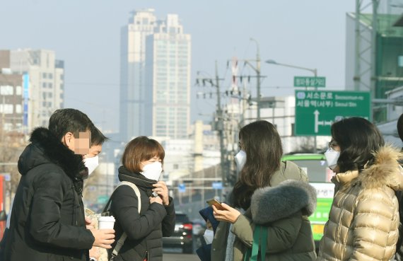 올해 첫 미세먼지 비상저감조치가 시행된 13일 서울 용산구에서 마스크를 쓴 시민들이 발걸음을 재촉하고 있다. 사진=김범석 기자