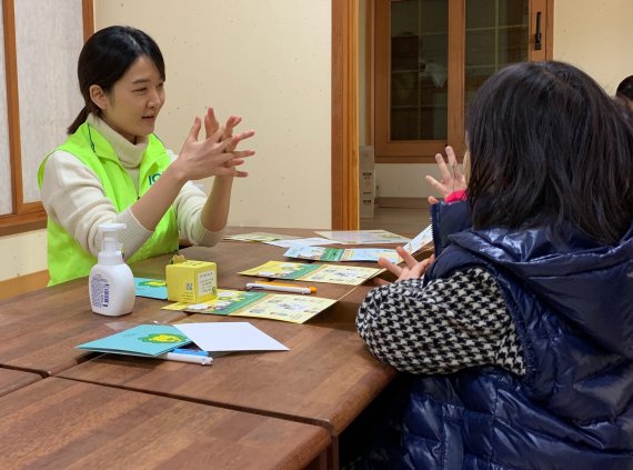 라이온코리아 직원들이 서울의 한 도서관을 찾아 어린이들에게 손씻기 습관을 만들어주는 '책 읽는 라이온은 아이! 깨끗해' 캠페인을 진행하고 있다. 라이온코리아 제공