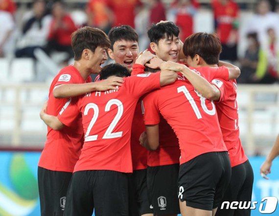 대한민국 축구대표팀 황의조가 16일 오후(현지시간) 아랍에미리트연합(UAE) 아부다비 알냐얀 스타디움에서 열린 2019 아시아축구연맹(AFC) 아시안컵 C조 조별리그 3차전 대한민국과 중국의 경기에서 페널티킥으로 선제골을 넣은 후 손흥민 등 동료들과 기쁨을 나누고 있다