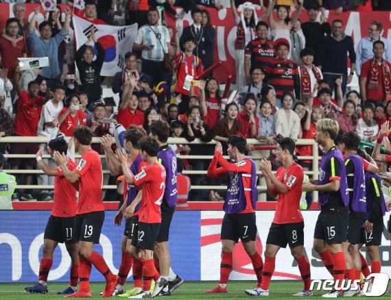 손흥민을 비롯한 대한민국 축구대표팀 선수들이 16일 오후(현지시간) 아랍에미리트연합(UAE) 아부다비 알냐얀 스타디움에서 열린 2019 아시아축구연맹(AFC) 아시안컵 C조 조별리그 3차전 대한민국과 중국의 경기에서 2대 0으로 승리한 후 응원단에게 인사하고 있다. 2