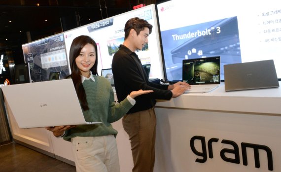 LG전자 직원들이 'LG 그램 17'을 들고 포즈를 취하고 있다.