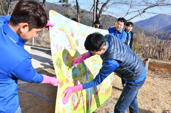 현대차 기술직 신입사원 400명이 17일 울산지역 복지시설 찾아 봉사활동을 벌이고 있다. 현대자동차는 ‘인성을 겸비한 글로벌 기술인재 육성’을 목표로 기술직 신입사원 입문교육에서 봉사활동을 필수 프로그램으로 운영하고 있다./사진=현대자동차 제공