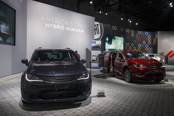 (190117) -- DETROIT, Jan. 17, 2019 (Xinhua) -- Photo taken on Jan. 16, 2019 shows a Chrysler Pacifica Hybrid at the 2019 North American International Auto Show (NAIAS) in Detroit, the United States. (Xinhua/Elaine Cromie) /사진=연합 지면외신화상