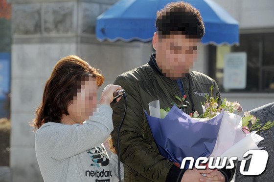 전북 익산 약촌오거리 살인사건 범인으로 몰려 억울하게 옥살이를 한 최모씨(오른쪽)의 어머니가 눈물을 훔치고 있다. 뉴스1