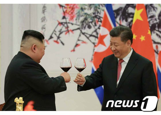 김정은 위원장과 시진핑 주석이 9일 오전 중국 베이징의 호텔 북경반점에서 오찬 전 와인으로 건배하고 있다. (노동신문)2019.1.10/뉴스1