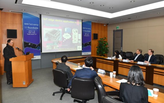 한국무역협회와 BMW코리아가 18일 삼성동 트레이드타워에서 공동으로 개최한 'BMW - 테크 스타트업 라운드 테이블'에서 국내 스타트업이 발표를 하고 있다. 한국무역협회 제공