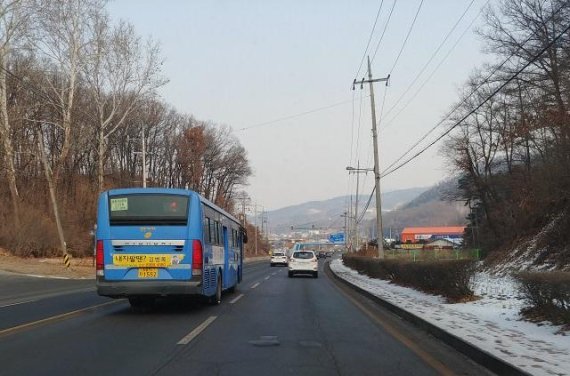 19일 횡성군은 농어촌버스 운행체계를 전면 개편, 오는 2월 1일부터 본격 시행에 들어간다 고 밝혔다. 이번 농어촌버스 노선 개편은 비효율 노선이나 중복운행 노선은 폐지·통합하고 노선연장, 운행시간 조정 등 51개노선으로 개편하고 총 117회 운행될 예정이다. 사진=서정욱 기자