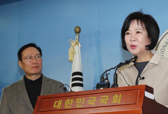 더불어민주당 홍영표 원내대표(왼쪽)와 손혜원 의원이 지난해 목포 부동산 투기 의혹과 관련, 기자회견을 하고 있는 모습. fnDB