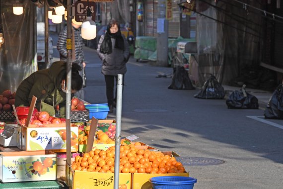 미세먼지로 한산한 재래시장