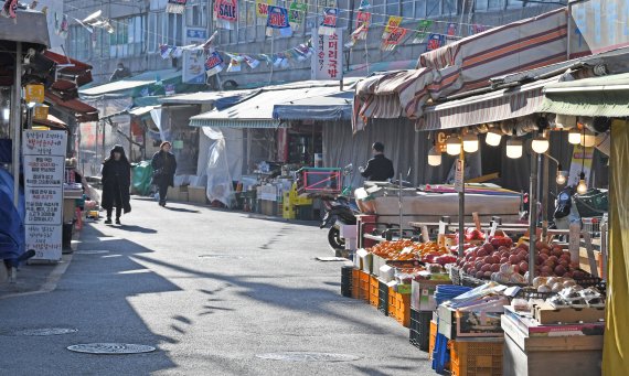 미세먼지로 썰렁한 재래시장