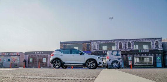 지난 18일 경기 화성 한국교통안전공단 자동차안전연구원내 K-시티에서 진행된 '자동긴급제동시스템(AEB) ' 테스트에서 볼보 XC40이 차량 모형물 앞에 스스로 멈춰서고 있다. 한국자동차기자협회 제공