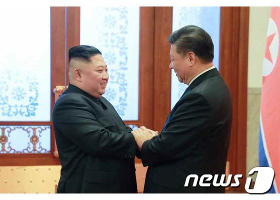 김정은 위원장과 시진핑 중국 국가주석이 8일 중국 인민대회당에서 인사를 나누는 모습. (노동신문). @뉴스1