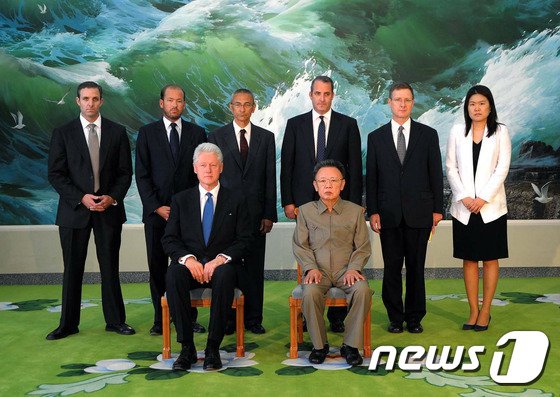 빌 메이저 바카라사이트 미국 전 대통령이 지난 2009년 8월 방북해 평양에서 김정일 당시 북한 국방위원장과 회동하고 있다. AFP뉴스1