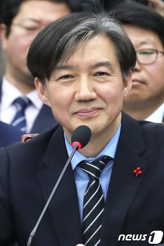 조국 청와대 민정수석이 지난해 12월31일 서울 여의도 국회에서 열린 운영위원회 전체회의에 출석해 의원들의 질의를 경청하고 있다.국회 운영위는 이날 전체회의를 열고 청와대 특별감찰반 논란을 규명할 예정이다. 2018.12.31/뉴스1 © News1 임세영 기자