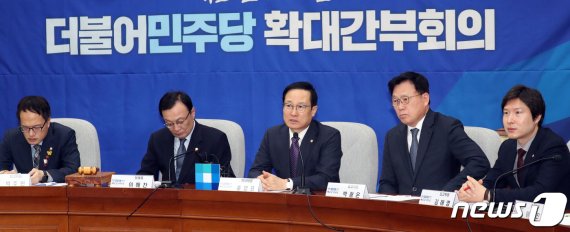 홍영표 더불어민주당 원내대표(가운데)가 23일 서울 여의도 국회에서 열린 확대간부회의에서 모두발언을 하고 있다.