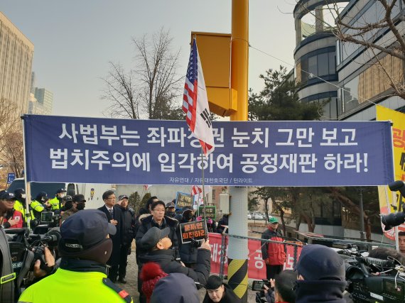 양승태 前대법원장 구속영장심사에 법원 앞은 전쟁터 '방불'