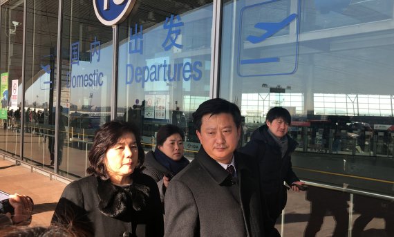 스웨덴 스톡홀름에서 열린 북미실무협상에 참가했던 최선희 북한 외무성 부상 일행이 23일 귀국길에 경유지인 중국 베이징공항에 도착해 있다. /사진=연합뉴스
