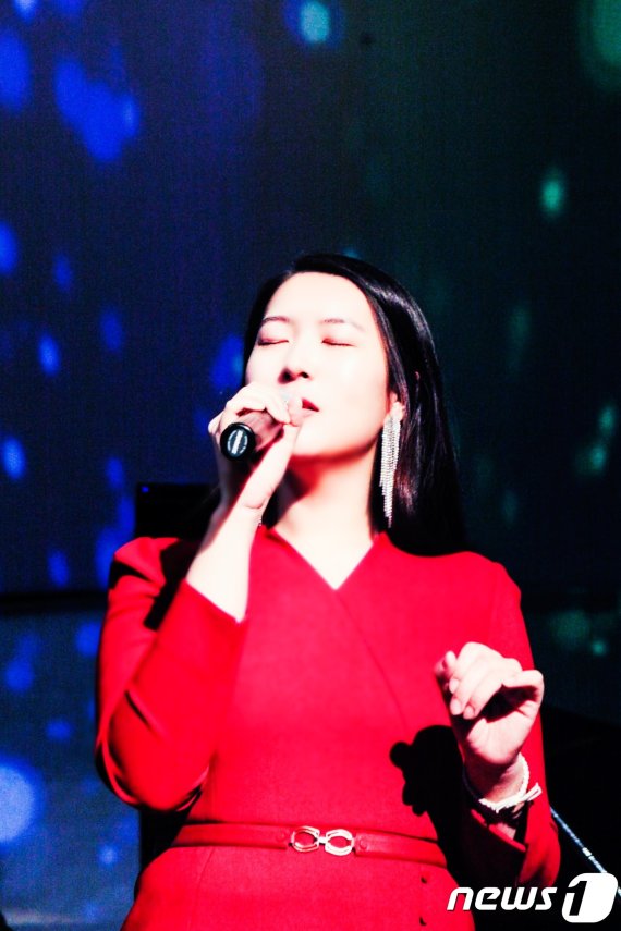 지난해 12월 28일 부산 가람아트홀에서 단독 콘서트를 가진 루시.© 뉴스1