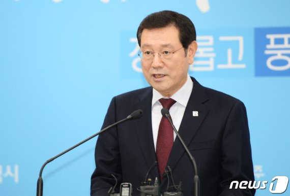 이용섭 광주시장이 23일 광주시청 브리핑룸에서 기자회견을 하고 민선 7기 광주시 문화정책을 확정, 발표하고 있다. 이 시장은 '품격있는 문화도시 광주'를 비전으로 4대 목표와 10대 중점과제를 선정해 추진하겠다고 밝혔다.2019.1.23/뉴스1 © News1 박준배 기