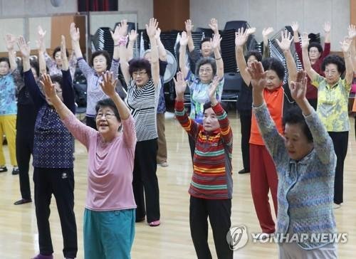 ▲경기도 수원시 권선구 버드내노인복지관에서 어르신들이 체조를 하며 명절에 쌓인 스트레스를 풀고 있다. 연합뉴스