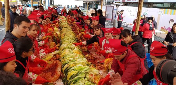 지난해 11월 열린 한민시장 김장문화축제에서 지역주민과 상인들이 한데 어울려 김치를 담그고 있다.