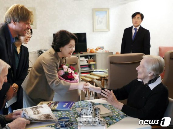 문재인 대통령 부인 김정숙 여사가 지난해 10월19일 오전(현지시간) 벨기에 루벤 '드 윈거드' 치매요양시설을 방문해 어르신과 악수하고 있다. (청와대 페이스북) 2018.10.19/뉴스1