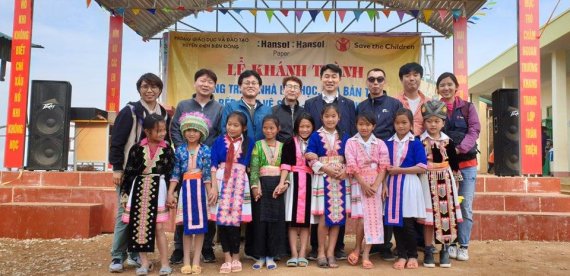 한솔제지 임직원들이 '1% 사랑나눔기금'을 통해 베트남에 학교를 건립하기로 하고 현지 어린이들과 함께 기념촬영을 하고 있다. 한솔제지 제공
