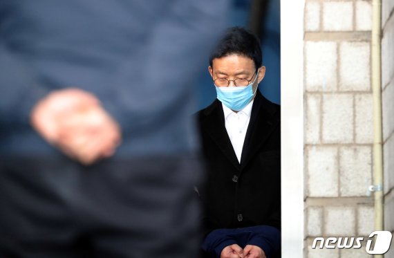 서지현 검사를 성추행한 뒤 인사보복을 한 혐의로 기소된 안태근 전 법무부 검찰국장이 23일 오후 서울 서초구 서울중앙지법에서 열린 직권남용권리행사방해 선고공판을 마치고 호송차로 향하고 있다. 2019.1.23/뉴스1 © News1 이재명 기자