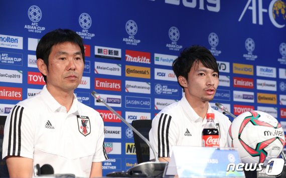 일본 축구대표팀 모리야스 하지메 감독과 시바사키 가쿠가 아시안컵 8강전 베트남과의 경기를 하루 앞둔 23일 오후(현지시간) 아랍에미리트연합(UAE) 두바이 알 막툼 스타디움에서 기자회견을 하고 있다. 2019.1.23/뉴스1 © News1 신웅수 기자