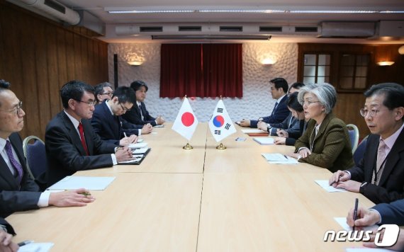 세계경제포럼(WEF) 연례총회가 열리고 있는 스위스 다보스에서 23일(현지시간)한일 외교장관 회담이 열렸다© 외교부제공=뉴스1