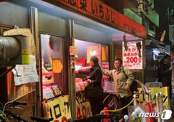 꼬치구이를 구매하는 현지 사람들의 모습© 뉴스1