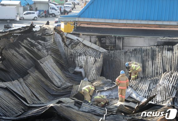 24일 오전 2시1분께 울산 남구 삼산동 농수산물도매시장에서 불이 나 소방당국이 화재 원인을 조사하고 있다. 2019.1.24/뉴스1 © News1 조민주 기자