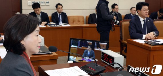 심상정 국회 정치개혁특별위원회 위원장과 장제원 자유한국당 간사가 24 서울 여의도 국회에서 열린 정개특위 전체회의에서 김종민 더불어민주당 간사의 발언을 듣고 있다. 2019.1.24/뉴스1 © News1 김명섭 기자