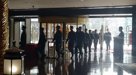 북한 친선 예술단이 24일 중국 베이징에 도착 후 숙소인 수도 대반점에 들어서고 있다. /사진=연합뉴스