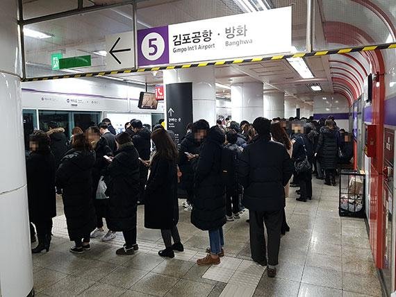 [이혁의 눈] 새치기하면서 양보 강요, 나이 많은 게 힘?