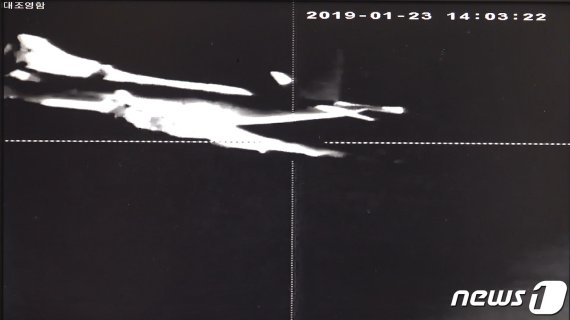 군 당국이 일본 해상초계기 P-3가 23일 이어도 인근 해상에서 우리 해군 대조영함에 대해 60m 고도까지 근접위협비행한 상황을 보여주는 영상을 24일 공개했다. 해당 사진은 군이 공개한 3장의 촬영사진 중 3번에 해당하는 사진.. (국방부 제공) 2019.1.24/뉴