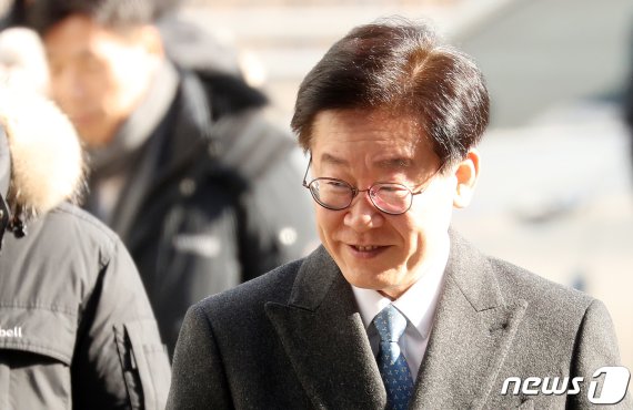 공직선거법 위반 등 혐의로 기소된 이재명 경기도지사가 24일 오후 경기도 성남시 수정구 수원지방법원 성남지원에서 열린 4차 공판에 출석하고 있다. 2019.1.24/뉴스1 © News1 조태형 기자