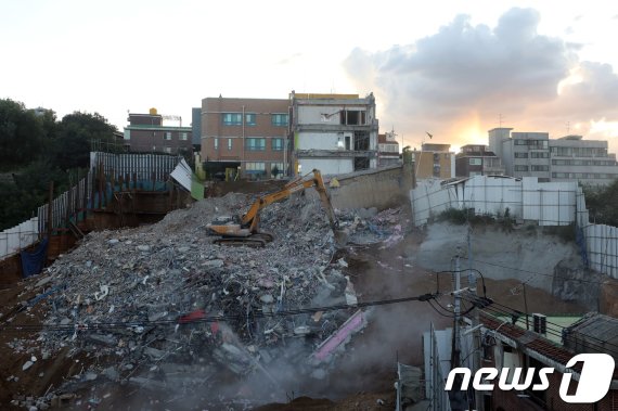 지난해 9월10일 서울 동작구 상도동 지반 붕괴 사고현장에서 관계자들이 기울어진 상도유치원 건물 철거 작업을 하고 있다. /뉴스1 DB © News1 송원영 기자