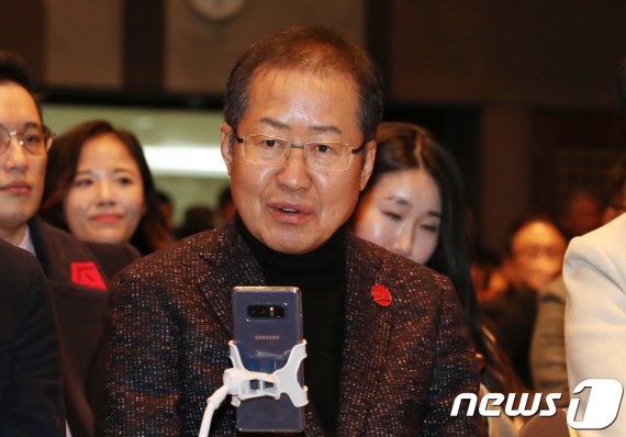 홍준표 자유한국당 전 대표가 26일 오후 서울 중구 한국프레스센터에서 열린 보수 진영 싱크탱크인 ‘프리덤코리아’포럼 창립식에 참석해 스마트폰으로 유튜브 방송을 하고 있다.2018.12.26/뉴스1 © News1 이광호 기자