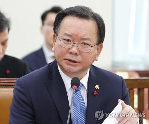 김부겸 행정안전부 장관이 지난 2월 26일 오전 열린 국회 행정안전위원회 전체회의에서 의원들의 질의에 답변하고 있다.