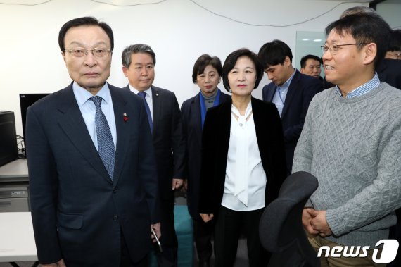 이해찬 더불어민주당 대표와 추미애 혁신성장추진위원장 등이 25일 오전 서울 강남구 역삼동 민간투자주도형 기술창업지원센터 팁스타운에서 현장최고위원회의를 마친뒤 시설을 둘러보고 있다.2019.1.25/뉴스1 © News1 이광호 기자