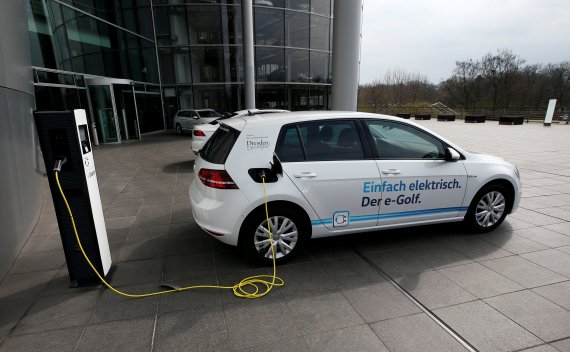 FILE PHOTO: An e-Golf electric car is pictured charging outside the new production line of the Transparent Factory of German carmaker Volkswagen in Dresden, Germany March 30, 2017. REUTERS/Fabrizio Bensch/File Photo /사진=연합 지면외신화상